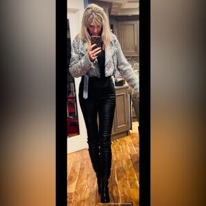 💎🌟🔥 AZALEA WANG GAZETTE 3000
STUDS MOTO JACKET IN DENIM💎🌟❤️